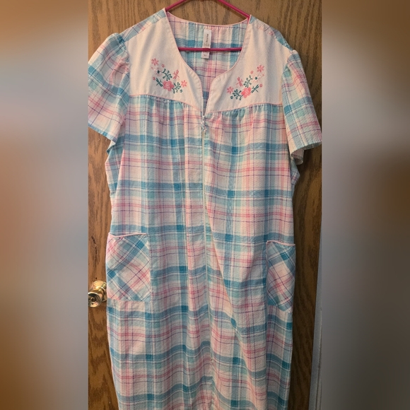 Pretty Ladies Plus Size Blue and Pink Plaid Robe/House Dress - Picture 1 of 8